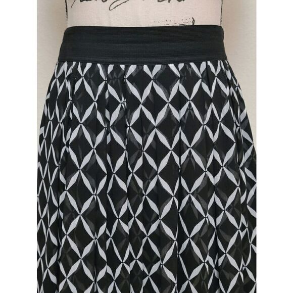 🖤🤍 WHITE HOUSE BLACK MARKET Geo Print Black White Tulle Trim Midi Skirt SIZE 2 - Picture 11 of 13
